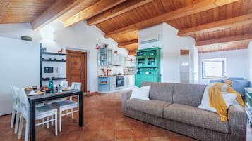 Estúdio família (Una Mansarda Nell'isola) | Área de estar | TV de tela plana 21 polegadas com canais a cabo