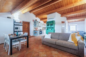 Familienstudio (Una Mansarda Nell'isola) | Wohnbereich | 21-Zoll-Flachbildfernseher mit Kabelempfang