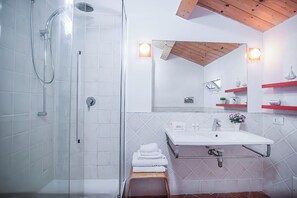 Familienstudio (Una Mansarda Nell'isola) | Badezimmer | Dusche, Bidet, Handtücher, Seife