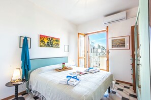 2 bedrooms, iron/ironing board, free WiFi, bed sheets - Coral House 2 (Alghero)