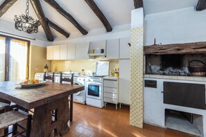 Fridge, oven, stovetop, coffee/tea maker