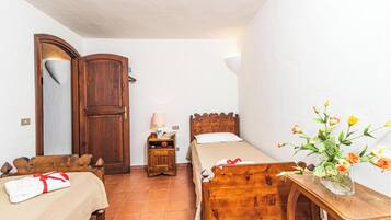 3 bedrooms, iron/ironing board, bed sheets