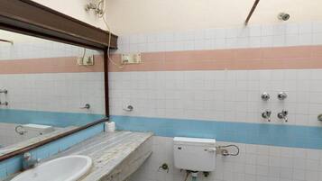 Kamar Standar, 1 Tempat Tidur Double | Kamar mandi | Shower, perlengkapan mandi gratis, sabun, dan sampo
