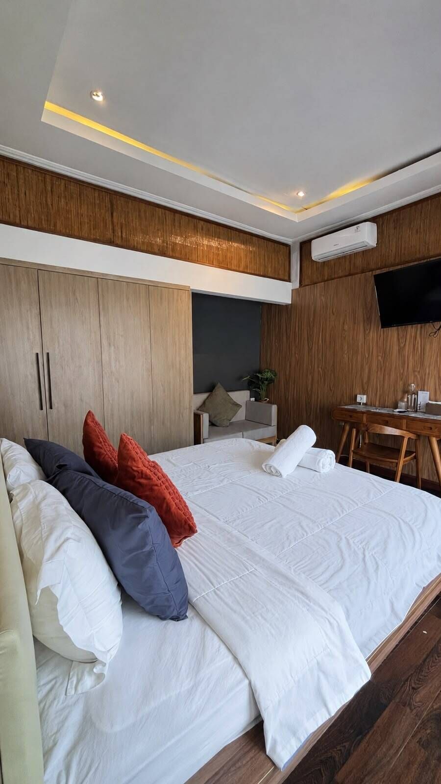 Quarto casal luxo, vista para a piscina | Escrivaninha, Wi-Fi de cortesia, roupa de cama
