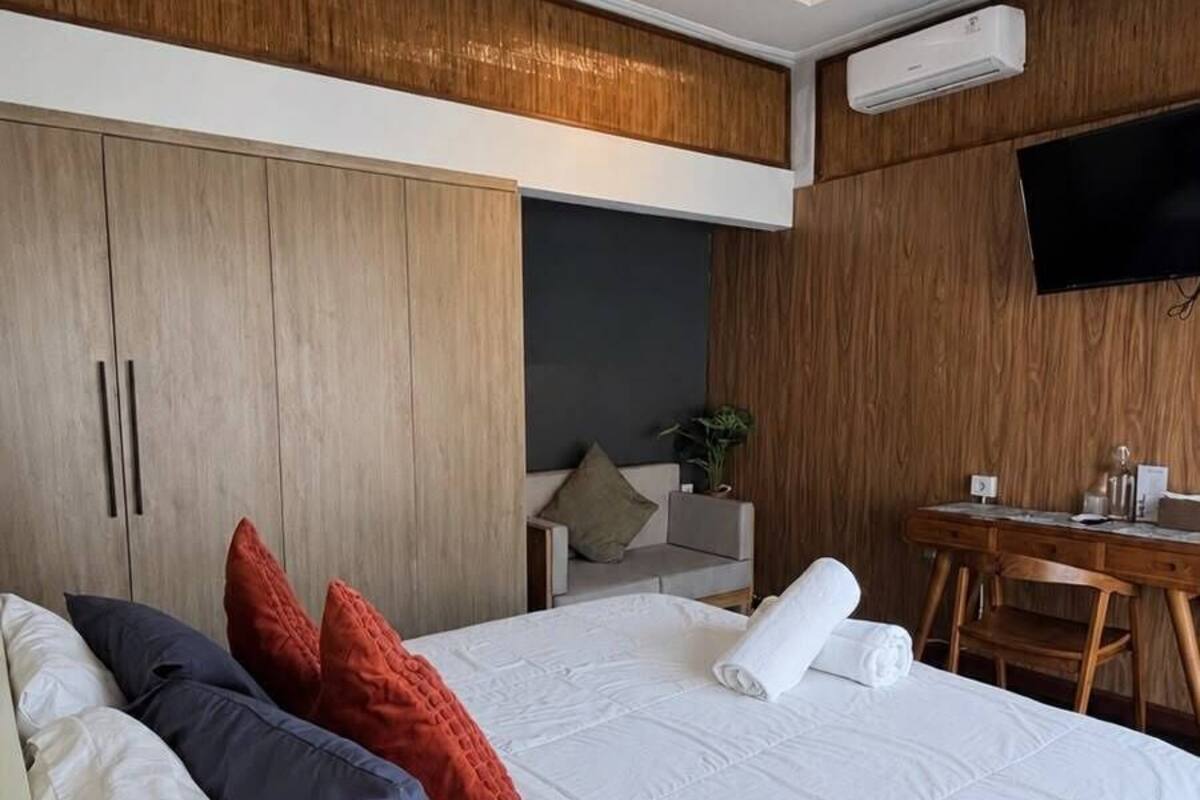 Deluxe Double Room, Pool View | Desk, WiFi (free), bed sheets
