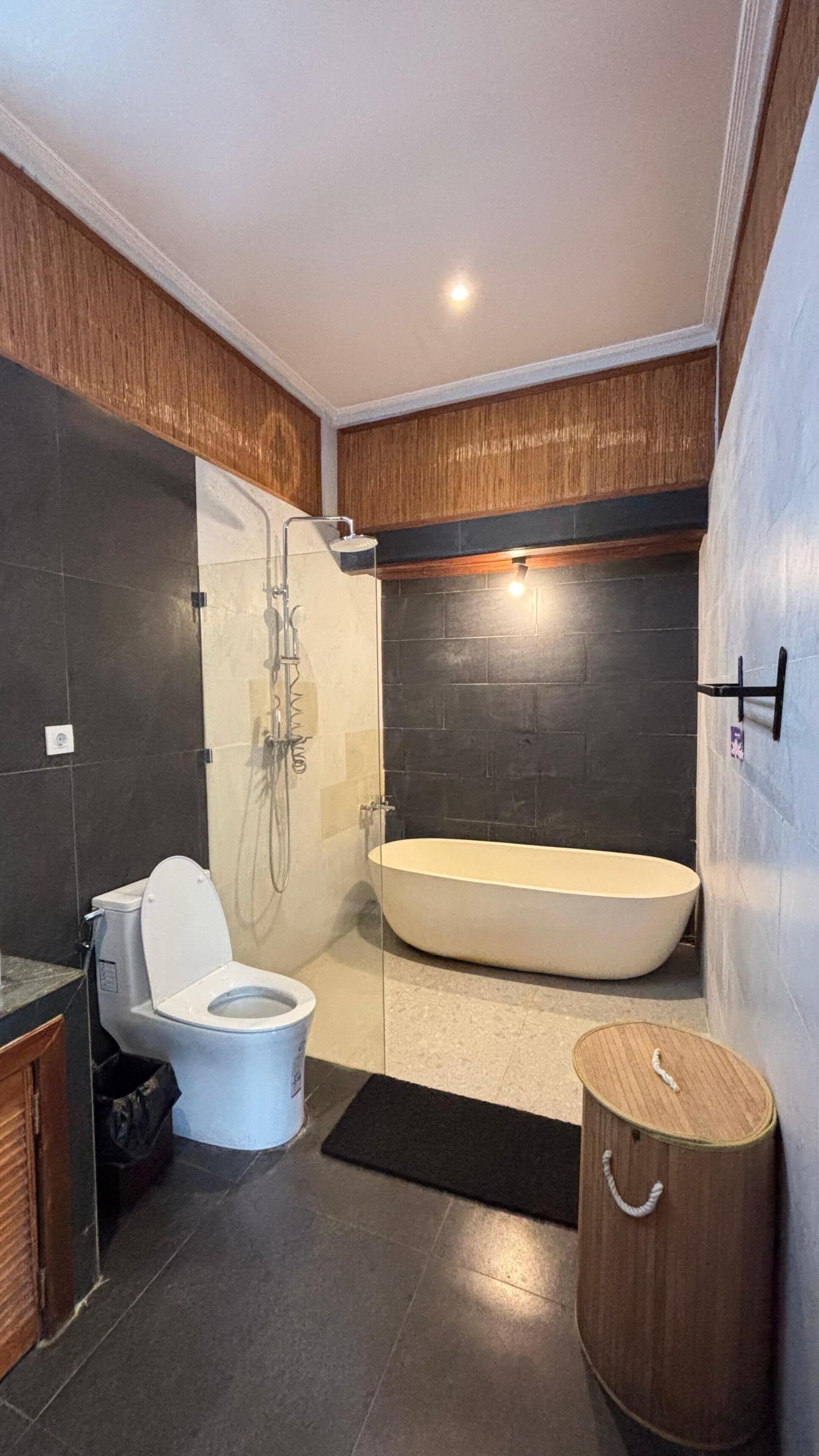 Kamar Double Deluks, pemandangan kolam renang | Kamar mandi | Shower, kloset, handuk, dan sabun