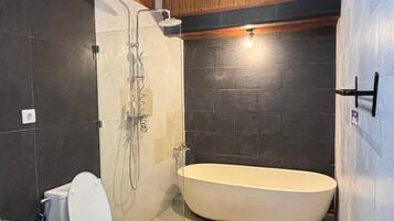 Kamar Double Deluks, pemandangan kolam renang | Kamar mandi | Shower, kloset, handuk, dan sabun