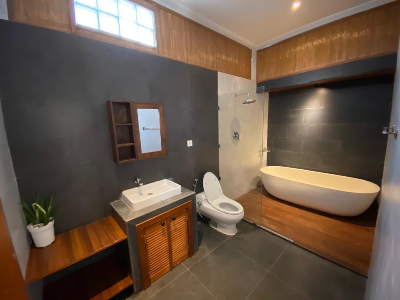 Chambre Double Deluxe, vue piscine | Salle de bain | Douche, bidet, serviettes fournies, savon