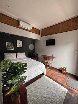 Eenvoudige tweepersoonskamer, uitzicht op zwembad | Een bureau, gratis wifi, beddengoed