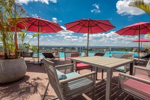 Outdoor dining - Stylish 2-bedroom apartment with heated infinity pool, fitness room & Sauna (Nairobi)