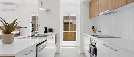 Refrigerador, microondas, horno, placa de cocina