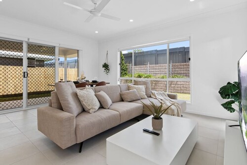 Secluded 4-Bed Retreat Mins to Beaches & Wineries