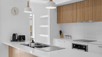 Køleskab, mikrobølgeovn, ovn, kogeplade