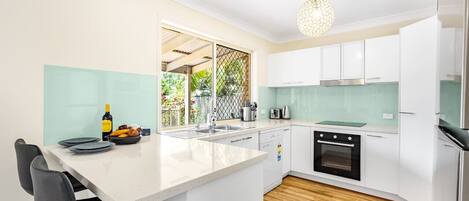 雪櫃、微波爐、焗爐、爐具