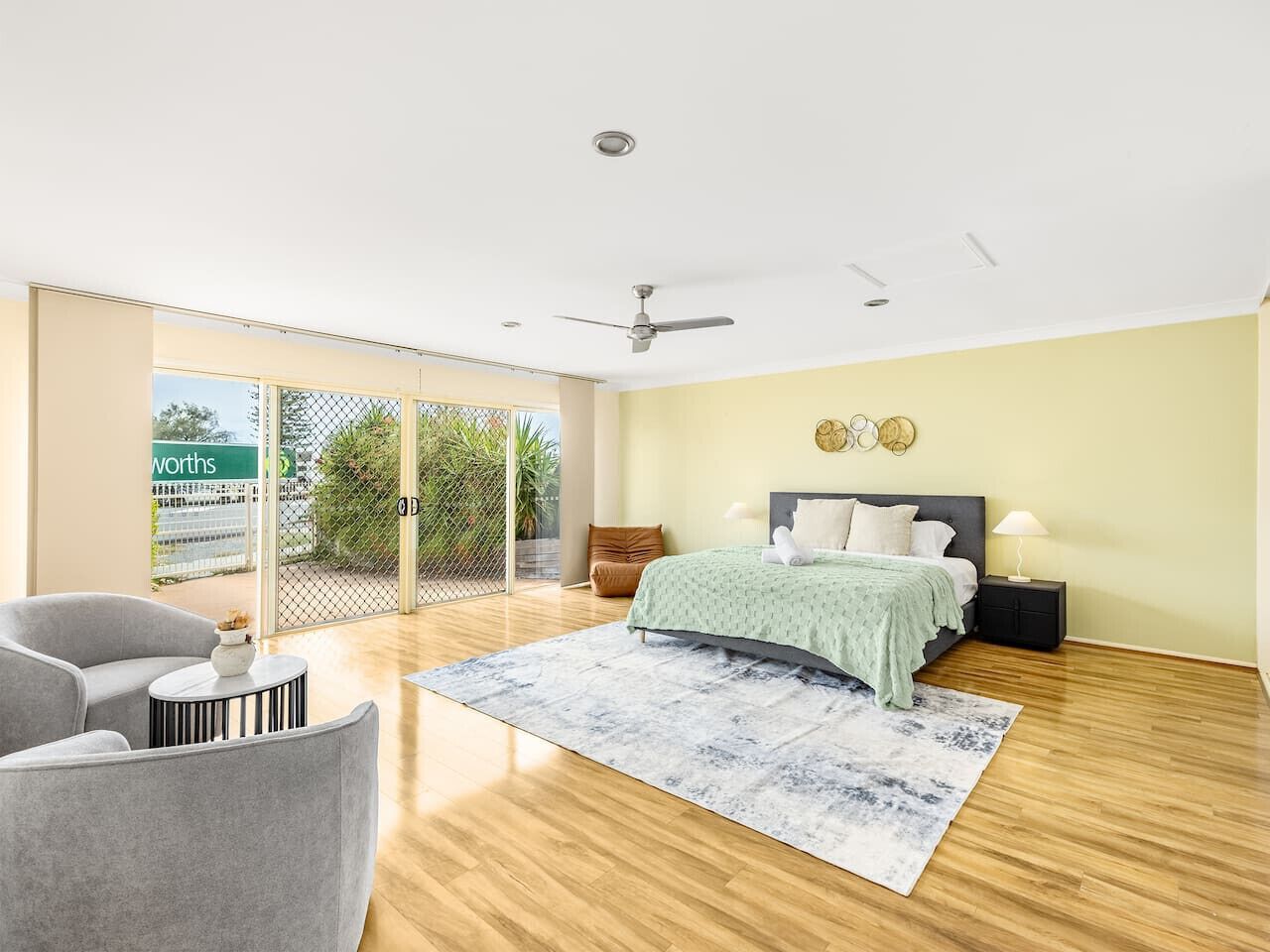 5 bedrooms, iron/ironing board, WiFi, bed sheets