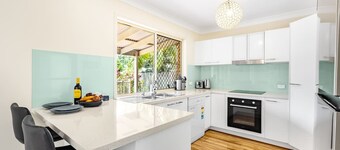 Ocean View From Balcony 5BR Home w/Pool @Redcliffe