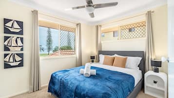 5 bedrooms, iron/ironing board, WiFi, bed sheets