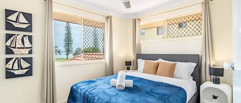 5 bedrooms, iron/ironing board, WiFi, bed sheets