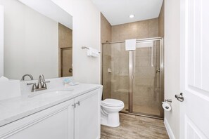 シャワー、ヘアドライヤー、タオル、石鹸