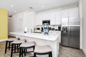 Kylskåp, ugn, spishäll och diskmaskin