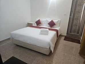 Individualmente mobiliados, Wi-Fi de cortesia, roupa de cama