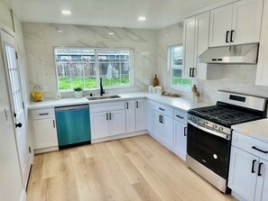 冰箱、微波炉、烤箱、炉灶