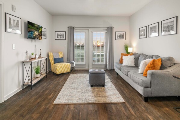 Living area - Beautiful Extended Stay - Pool & Gym (Madison)