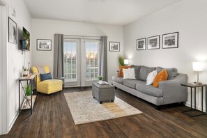 Living area - Beautiful Extended Stay - Pool & Gym (Madison)
