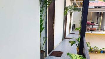 Deluxe Room, Balcony, Sea View | Living area