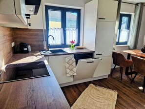 Fridge, oven, stovetop, dishwasher