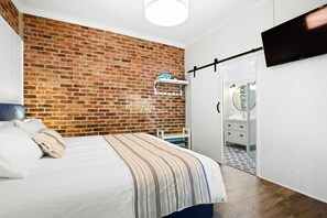 9 Schlafzimmer, BĂŒgeleisen/BĂŒgelbrett, WLAN, BettwĂ€sche