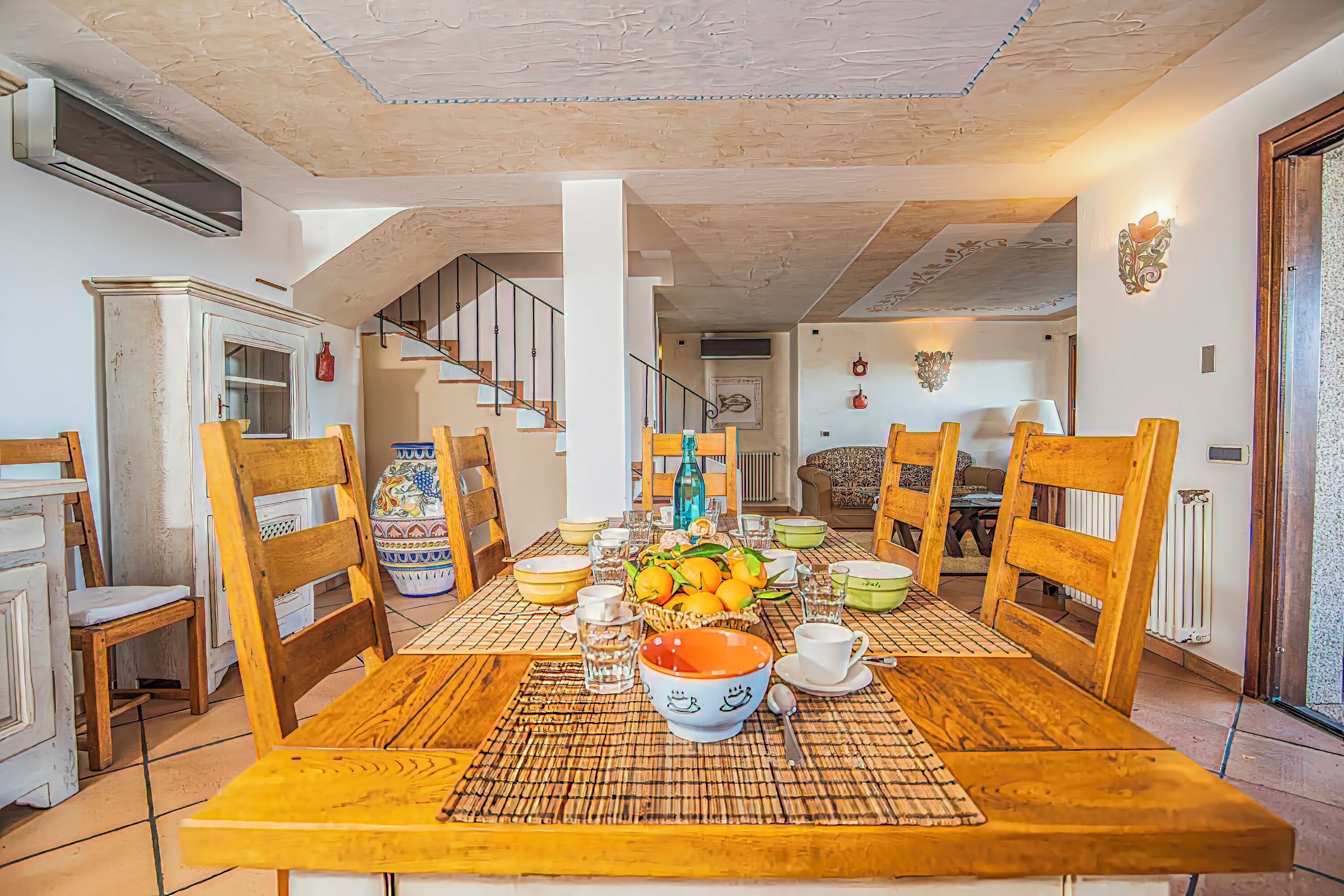 Villa familiar, varias habitaciones, frigorífico y microondas, junto a la montaña (Villa Sul Golfo) | Restauración