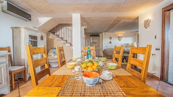 Villa familiar, varias habitaciones, frigorífico y microondas, junto a la montaña (Villa Sul Golfo) | Restauración