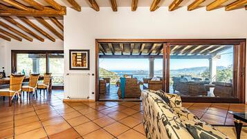 Family Villa, 4 Bedrooms, Refrigerator & Microwave, Mountainside (Villa Sul Golfo) | Living area