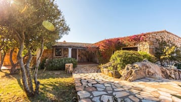Villa familiar, varias habitaciones, frigorífico y microondas, junto a la montaña (Villa Sul Golfo) | Exterior