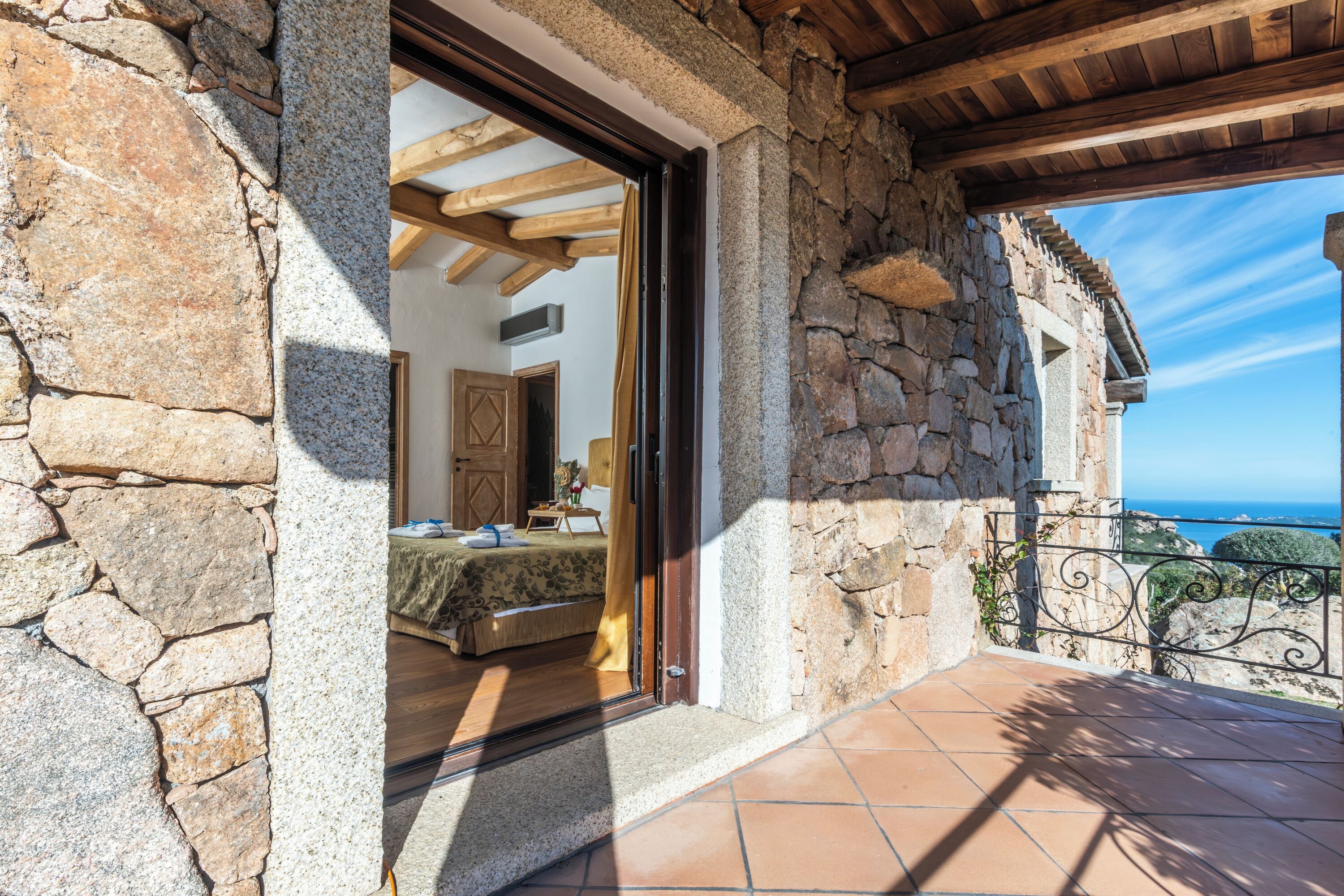 Villa familiar, varias habitaciones, frigorífico y microondas, junto a la montaña (Villa Sul Golfo) | 4 dormitorios y espacio para trabajar con un portátil