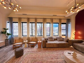 Smart TV - McCormick 6B/3Ba Luxury Suite for groups/12 guests (Chicago)