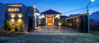 Luxury 5-bedroom villa in beautiful West Java with AC, WiFi, Private Pool
