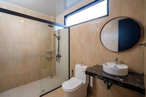 淋浴设施、肥皂、洗发水、卫生纸