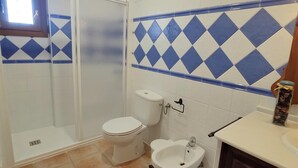 A bathroom with a shower, toilet, bidet, and sink. - Rezon 3 5567 in Conil de la Frontera (Conil de la Frontera)