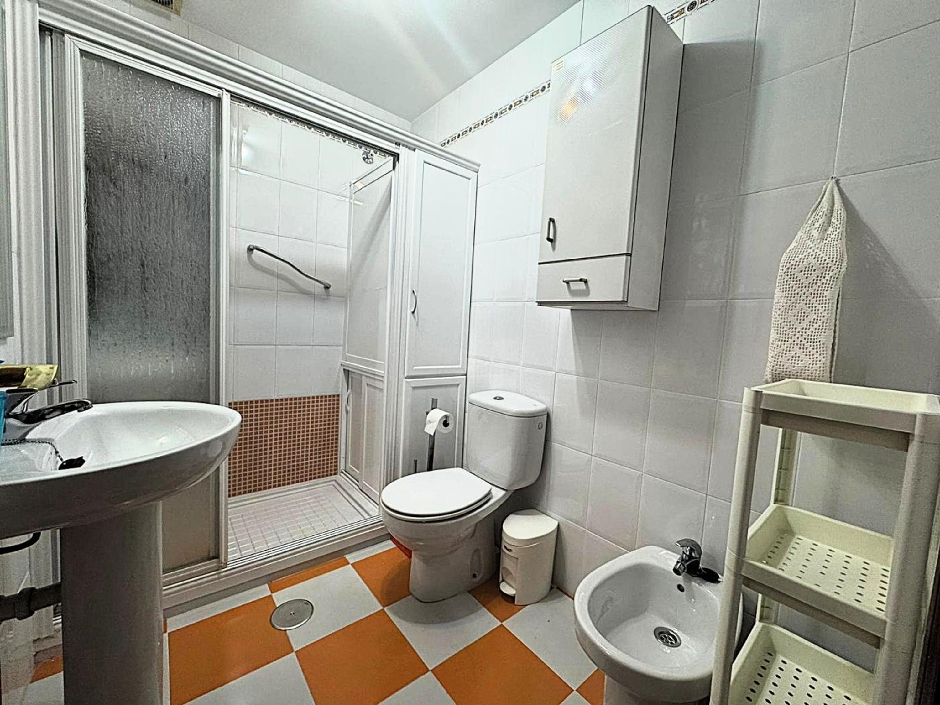 Un baño con ducha, inodoro, lavabo y bidé.