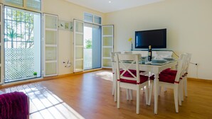 A dining area with a table, chairs, and a television. - Ribera E 13489 in El Puerto de Santa Mar a (El Puerto de Santa Maria)
