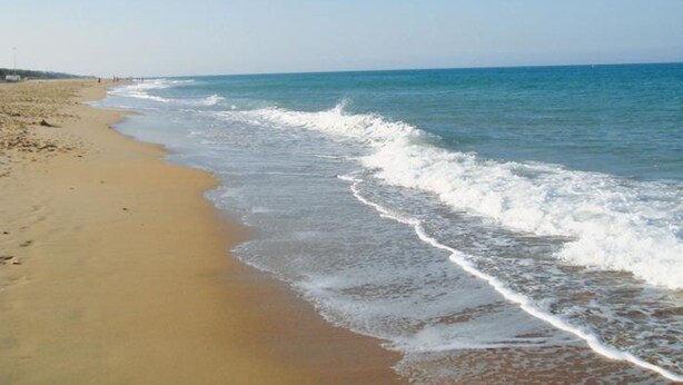 A beach with a sandy shore and gentle waves. - Villa El Lagar 14238 (Chiclana de la Frontera)