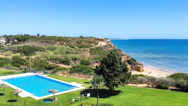 A pool with a clear view of the ocean and a beach in the background. - Villa Laura 24952 in Conil de la Frontera (Conil de la Frontera)