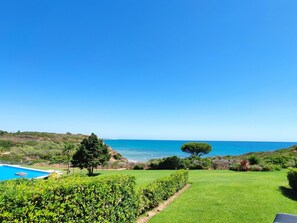 A pool, a well-maintained lawn, and a view of the ocean. - Villa Laura 24952 in Conil de la Frontera (Conil de la Frontera)