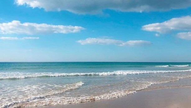 A beach with clear skies and waves. - La Almadraba A7 147 in Chiclana (Chiclana de la Frontera)