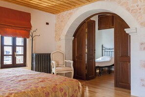 3 bedrooms, desk, iron/ironing board, WiFi