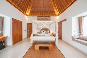 A spacious bedroom with a wooden ceiling, a canopy bed, a wooden bench, and a large artwork on the wall. - Daruma Villa Sebatu (Sebatu)