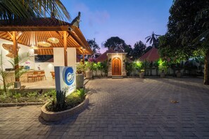 A courtyard with a wooden gazebo, a stone entrance, and potted plants. - Daruma Villa Sebatu (Sebatu)