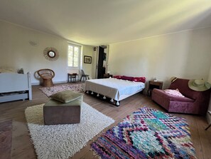 6 عدّة غرف نوم ومكواة/لوح كي وواي فاي وملاءات أسرّة